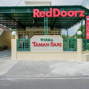 RedDoorz near Stadion 45 Karanganyar